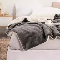 Луксозно двулицево пухкаво одеяло Луксозно двулицево пухкаво одеяло