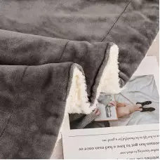 Луксозно двулицево пухкаво одеяло Луксозно двулицево пухкаво одеяло