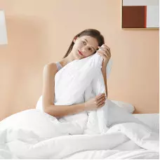 Топла микрофибърна олекотена завивка Топла микрофибърна олекотена завивка